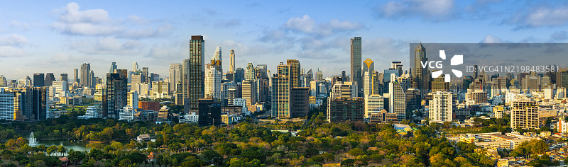 泰国隆比尼公园及曼谷市中心天际线的全景鸟瞰图图片素材