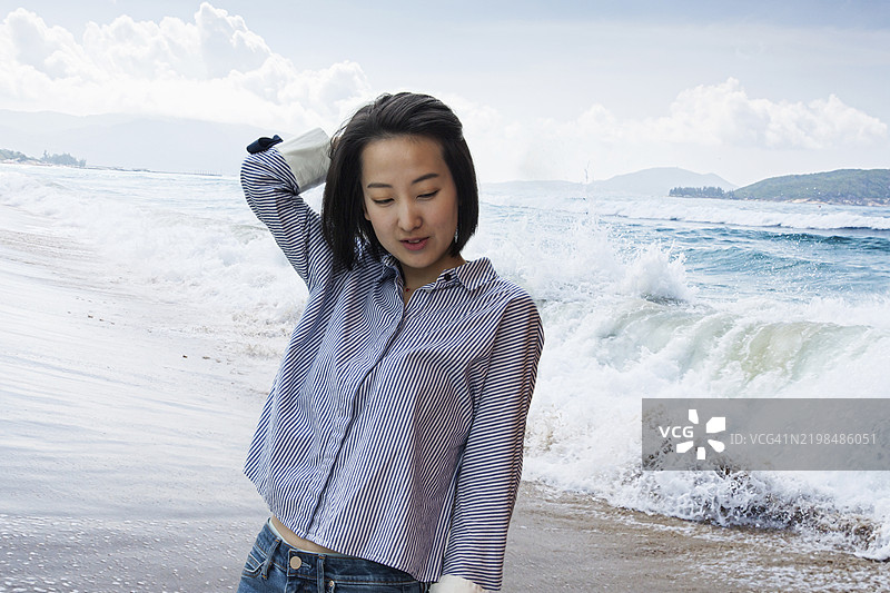 海滩上的年轻女性图片素材