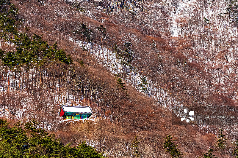 雪山坡上的小型多彩传统建筑图片素材