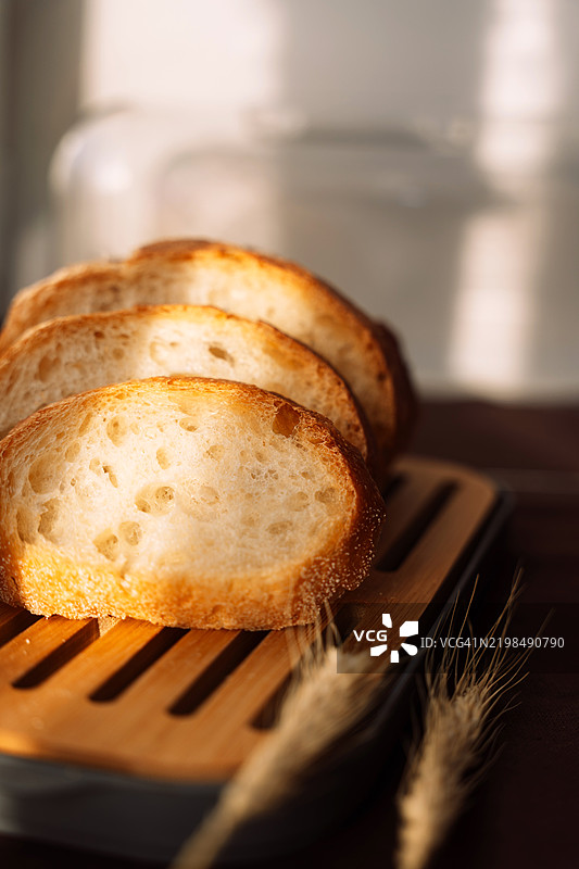 阳光下的白色切片面包特写照片图片素材