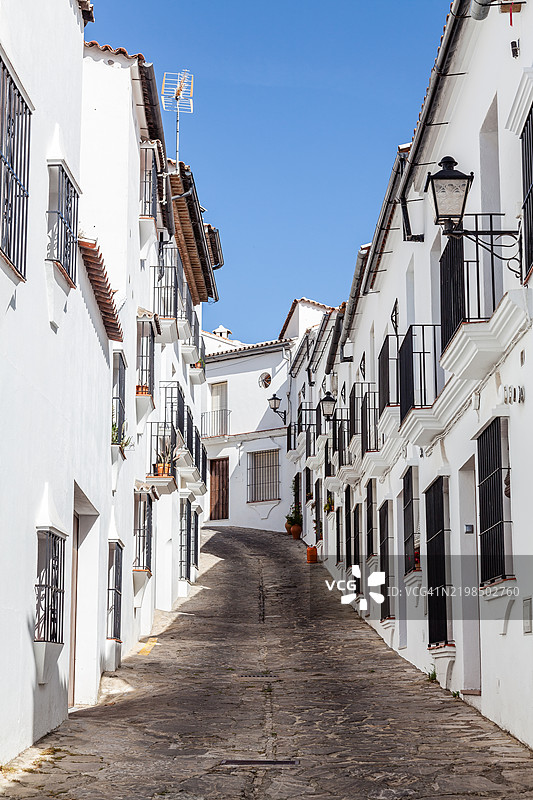 白色安达卢西亚村庄扎哈拉·德·拉·西耶拉的街道图片素材