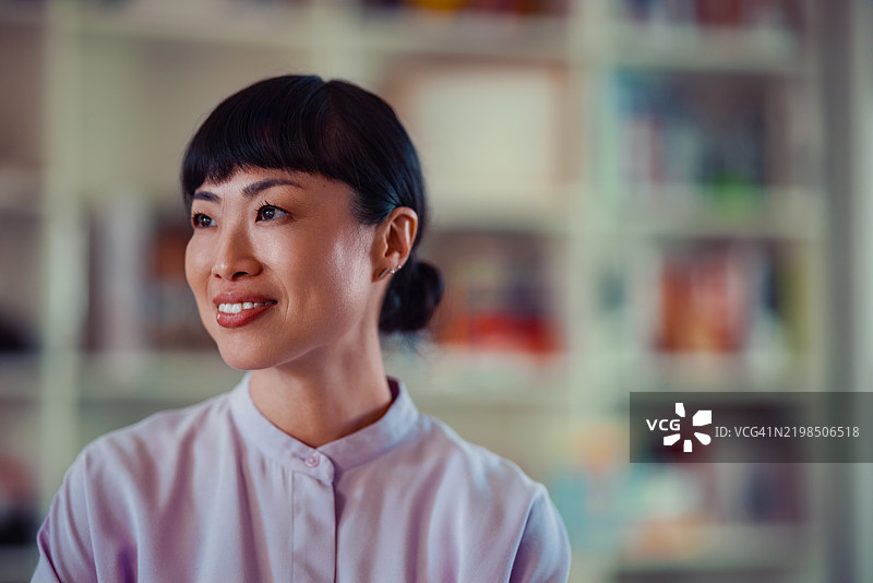 自信微笑的职业女性在明亮现代的环境中图片素材