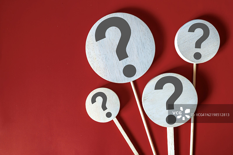 木制标牌上的问号符号特写图片素材