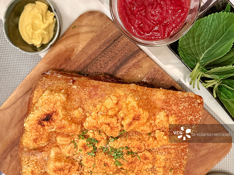 新鲜烤制的酥脆五花肉配紫苏叶和芥末酱图片素材