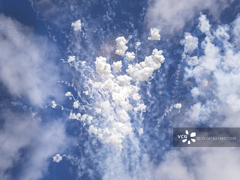 名为“mascleta”的烟火表演，天空中绚丽的爆炸在烟花秀中绽放。图片素材