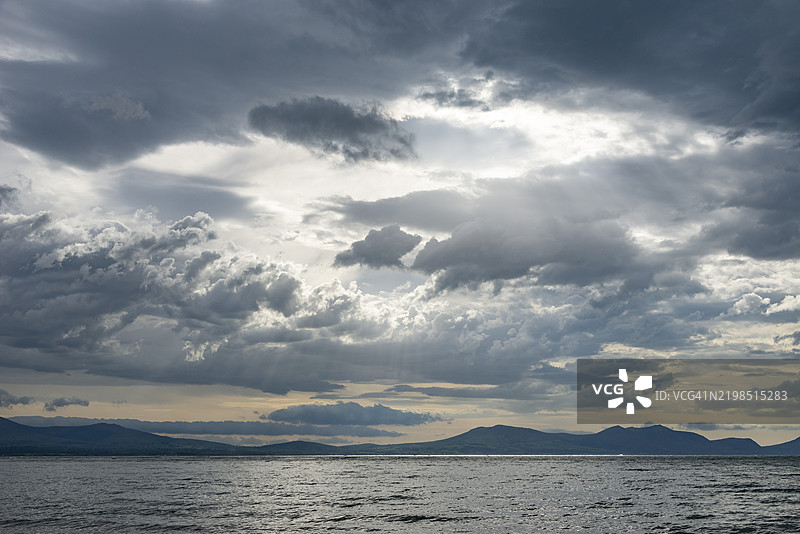 美丽的天空在北威尔士安格尔西的纽博罗海面上方图片素材