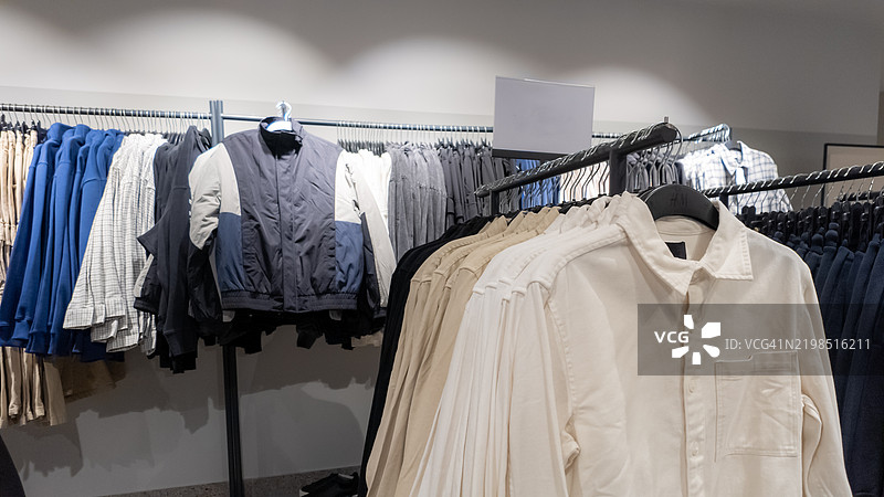 现代零售店中的时尚衣架图片素材
