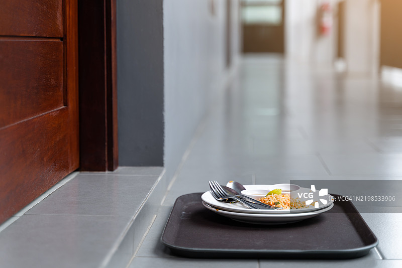 酒店房间前的餐盘。客房服务图片素材