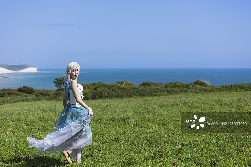 在英国布莱顿的七姐妹悬崖旁，一位美丽的日本女孩的肖像图片素材
