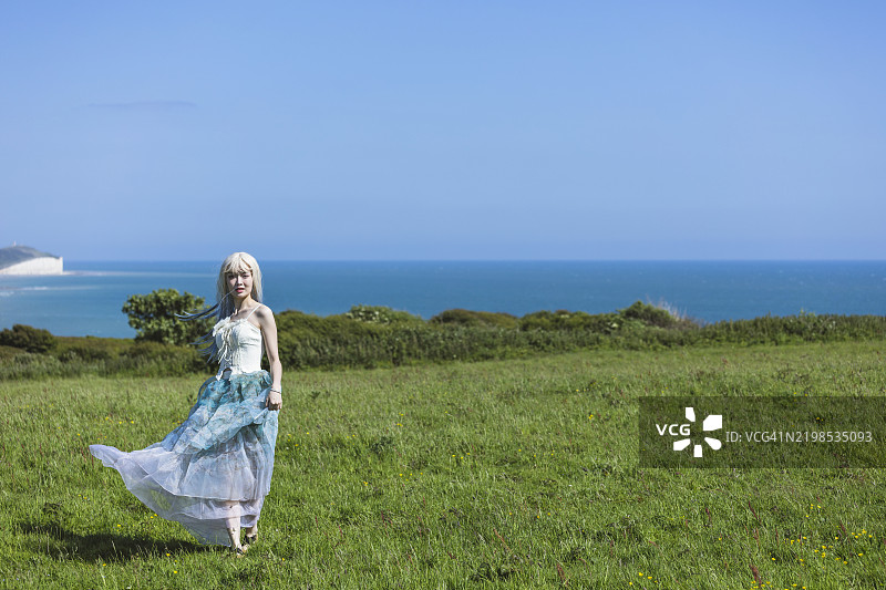 在英国布莱顿的七姐妹悬崖旁，一位美丽的日本女孩的肖像图片素材