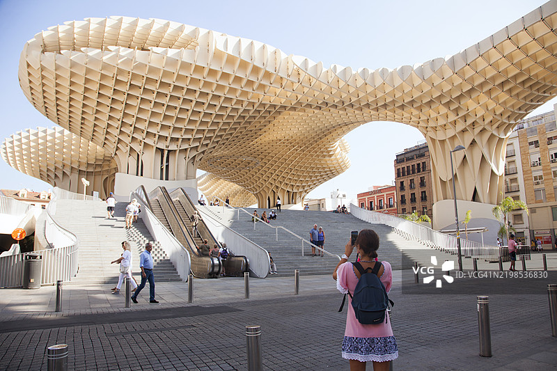 西班牙塞维利亚-2018年9月16日：位于恩卡纳西翁广场的美特罗波尔伽索，欧洲最大的木结构建筑图片素材