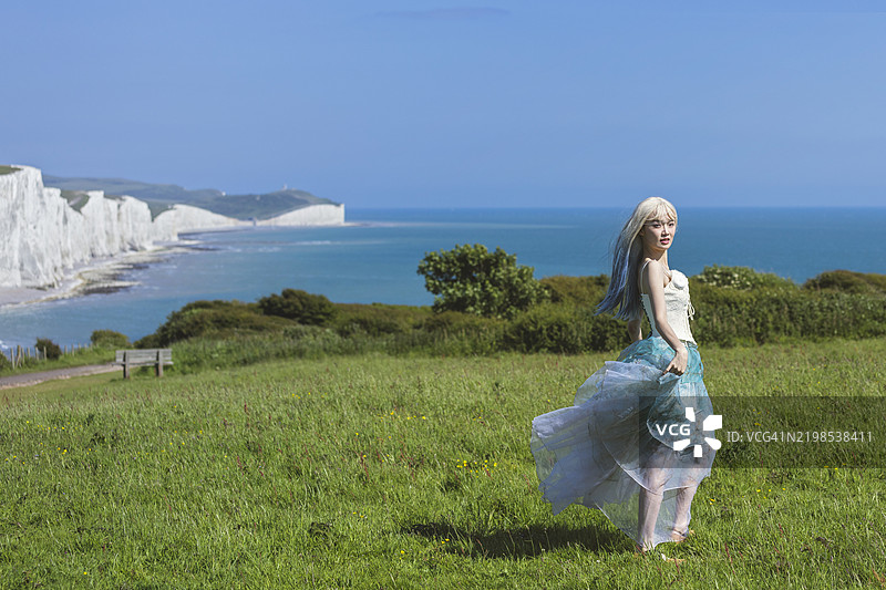 在英国布莱顿的七姐妹悬崖旁，一位美丽的日本女孩的肖像图片素材