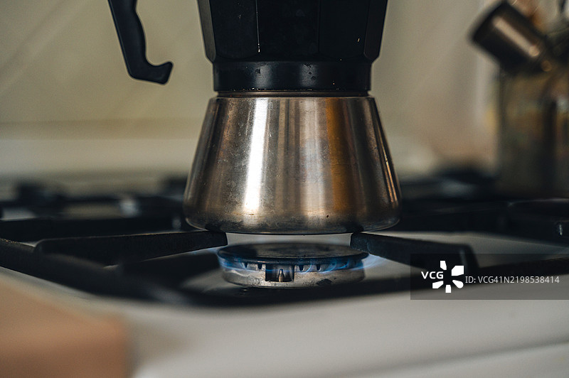 一杯摩卡在煤气炉上煮，捕捉新鲜咖啡的温暖和香气图片素材