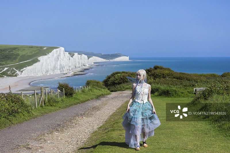 在英国布莱顿的七姐妹悬崖旁，一位美丽的日本女孩的肖像图片素材