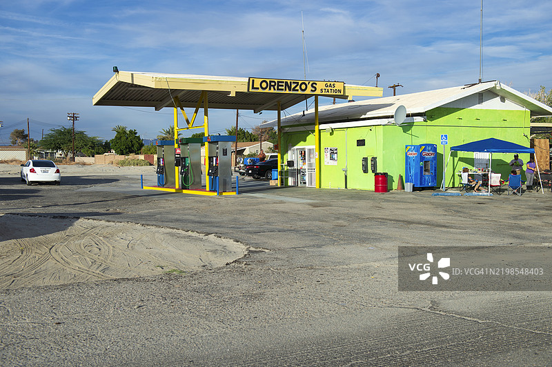 沙漠海岸的加油站图片素材