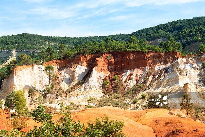 法国鲁西永的赭石小径全景。图片素材