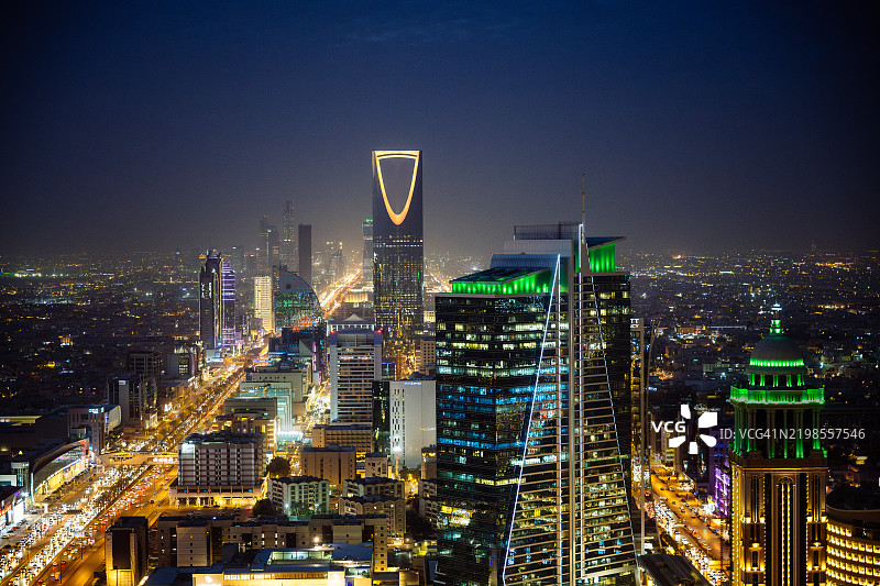 夜间利雅得的鸟瞰图，现代摩天大楼灯火辉煌，繁忙的街道在清澈的黑夜天空下熠熠生辉，阿尔奥拉亚街。图片素材