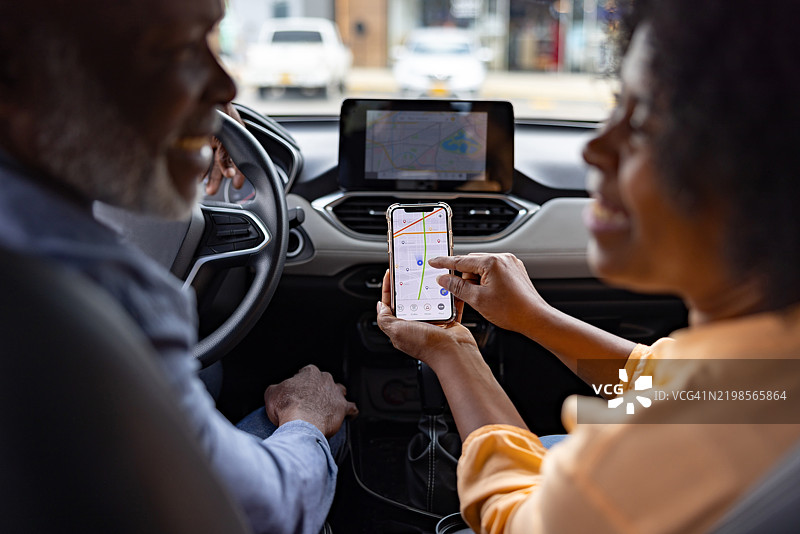 老年夫妇在开车时使用导航应用程序图片素材