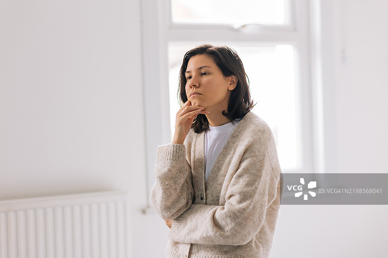 沉思的女人手托下巴图片素材