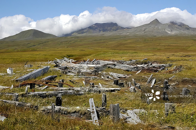 阿拉斯加阿达克岛的山脉和旧军事建筑遗迹图片素材