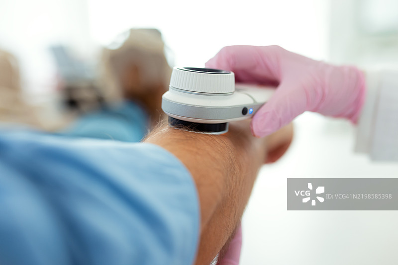 皮肤科医生对患者进行皮肤镜检查图片素材