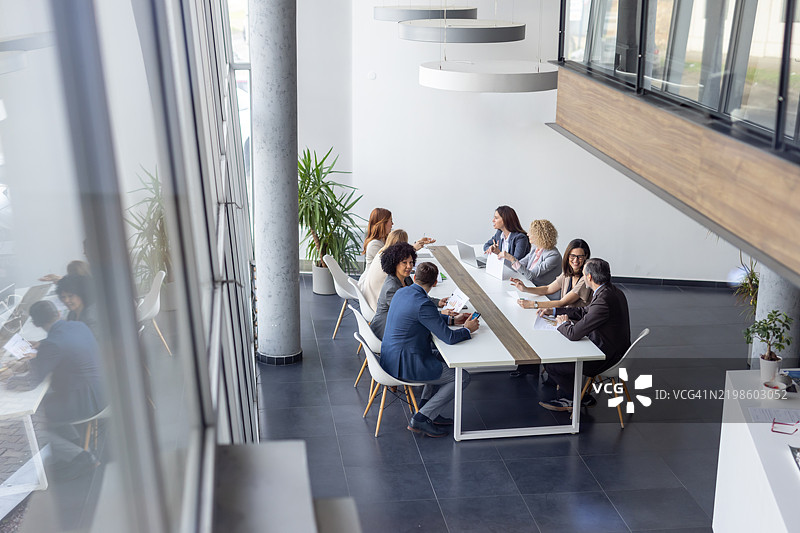 团队在明亮的办公室环境中讨论策略图片素材