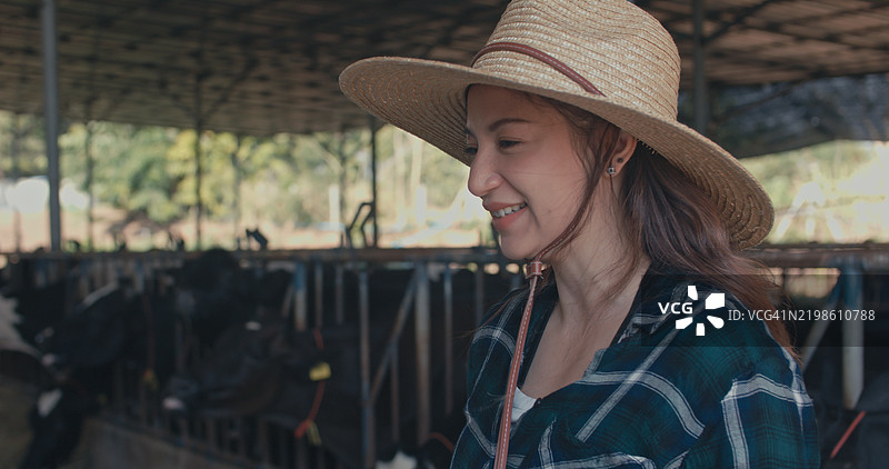 奶农看着镜头，谈论他的奶牛场介绍。图片素材