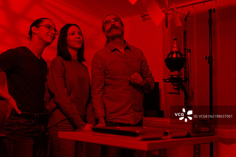 在暗房中冲洗照片图片素材