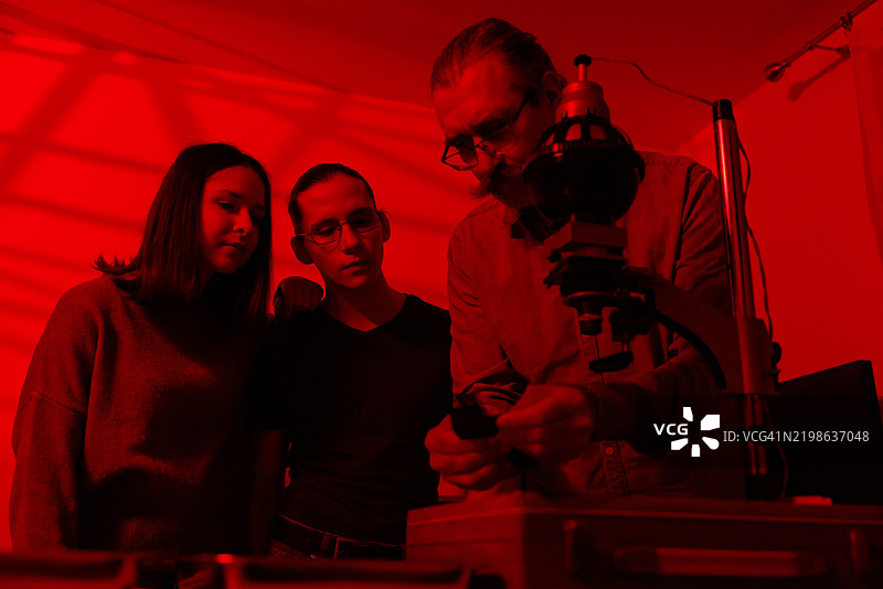 在暗房中冲洗照片图片素材