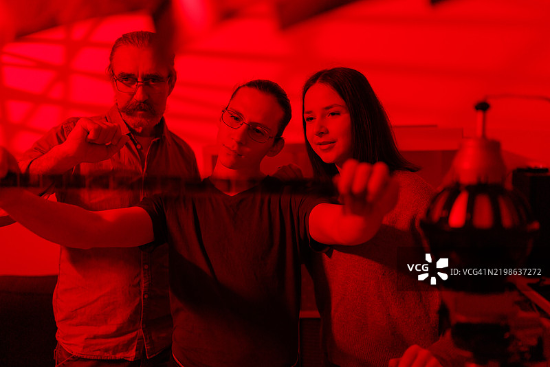 学生在教授的指导下学习摄影技巧图片素材