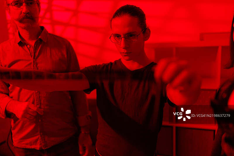 学生在教授的指导下学习摄影技巧图片素材