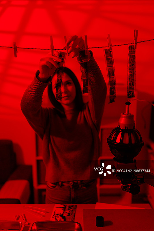 少女享受她的新爱好图片素材