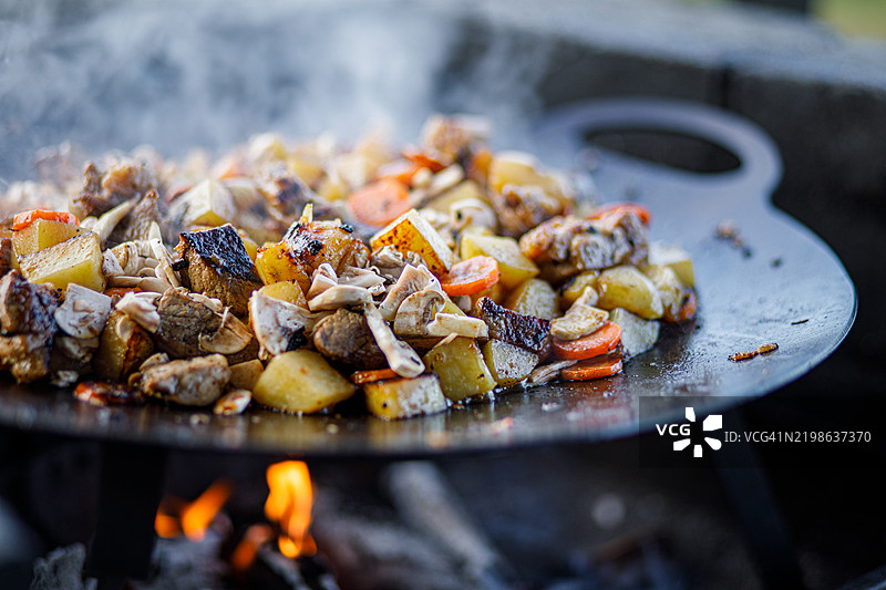 肉类和蔬菜在盘子烤架上滋滋作响图片素材