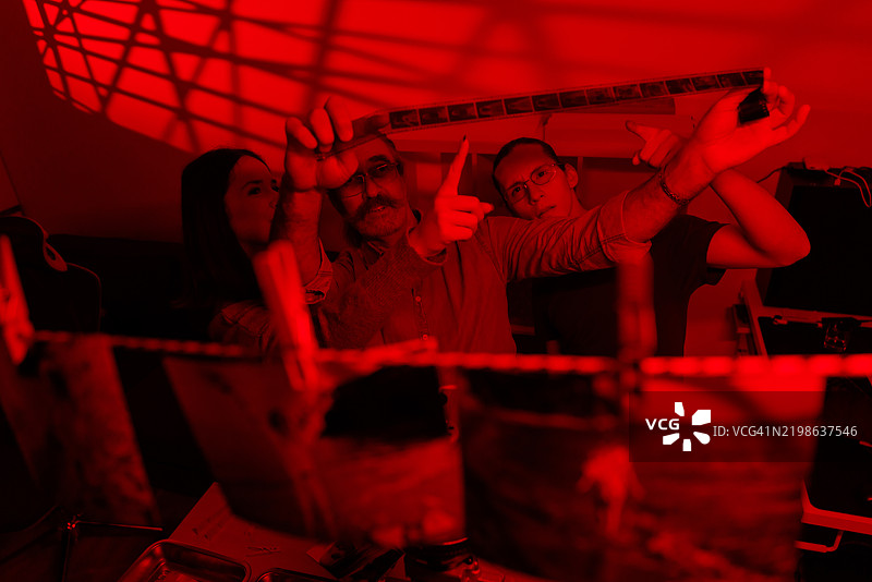 在暗房中冲洗照片图片素材