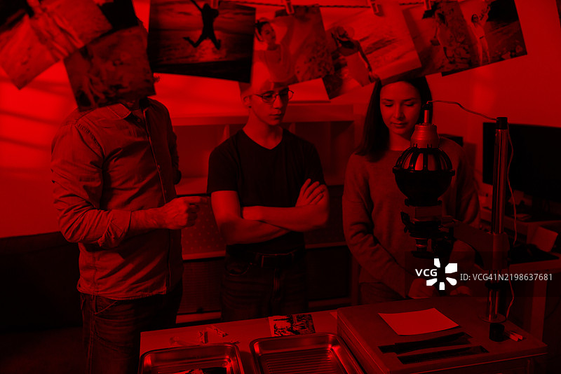 在暗房中冲洗照片图片素材