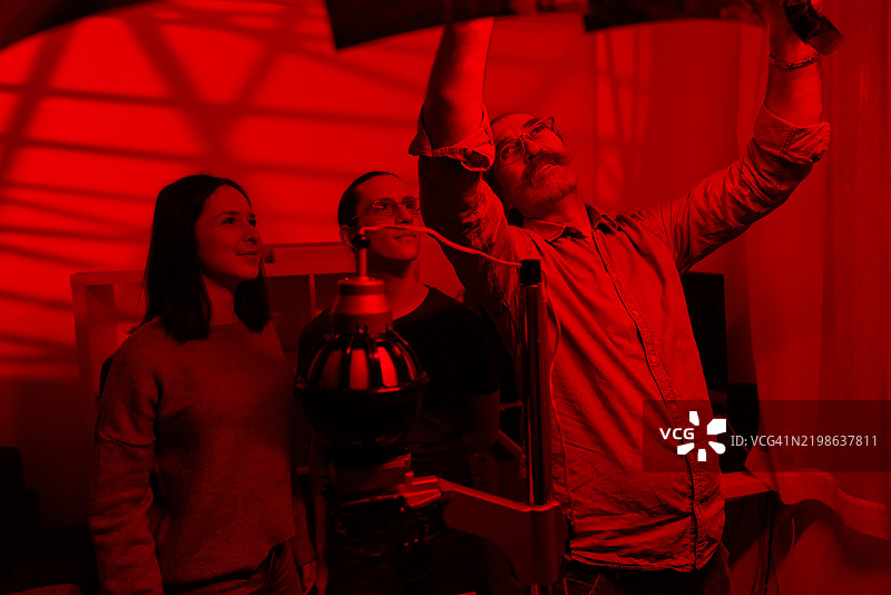 在暗房中冲洗照片图片素材