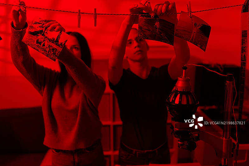 年轻朋友们一起享受他们的爱好图片素材