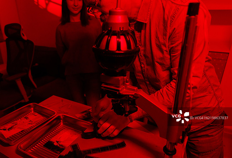 在暗房中冲洗照片图片素材