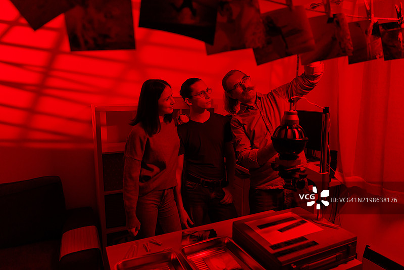 在暗房中冲洗照片图片素材