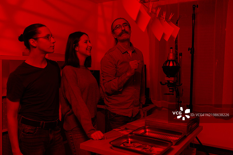 在暗房中冲洗照片图片素材