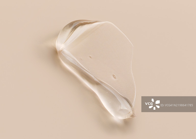 米色背景上的护肤霜胶质感，护肤化妆品概念图片素材