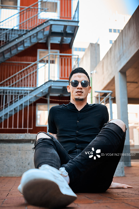 城市环境中时尚的白癜风男性图片素材