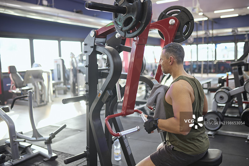 男子使用健身器材进行力量训练图片素材