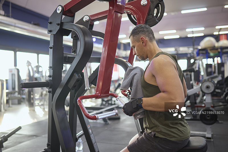 男子使用健身器材进行力量训练图片素材