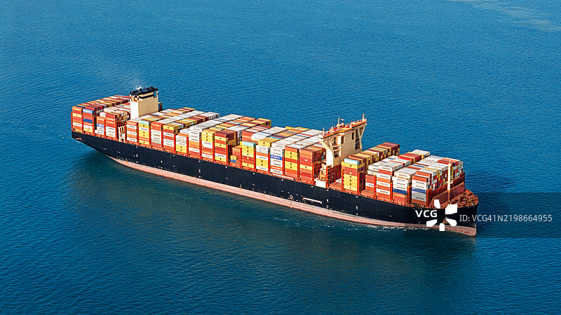 蓝色海洋上集装箱货船的航空视角物流与运输。图片素材