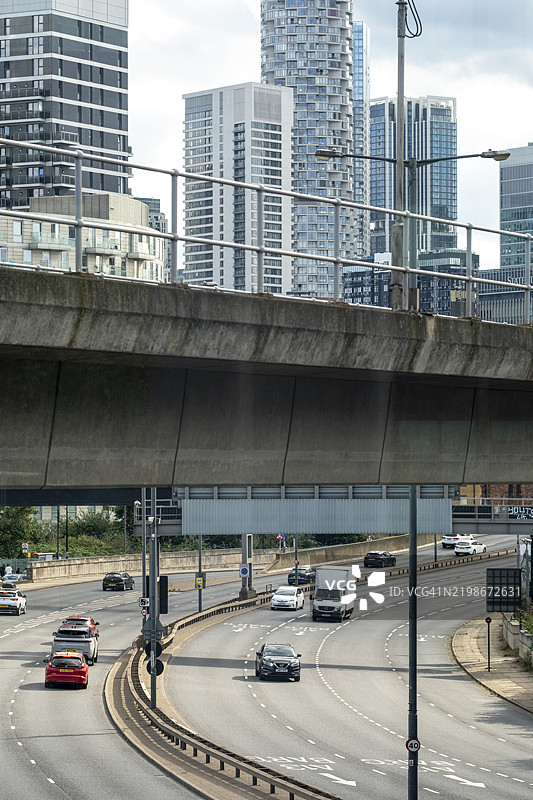 汽车在桥下行驶图片素材