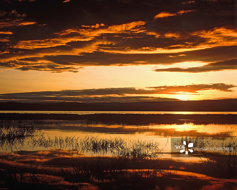 肯尼亚裂谷的巴林戈湖日出图片素材