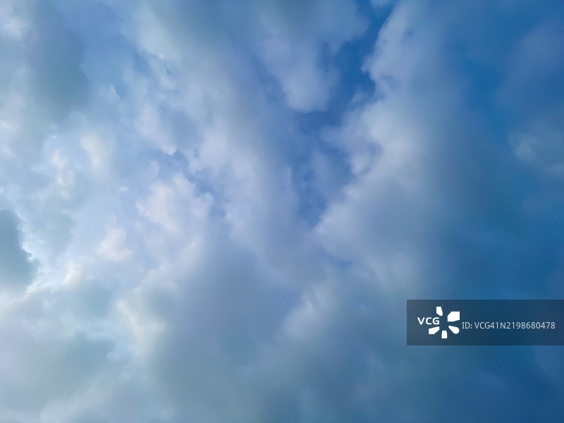 湛蓝的天空与柔软的白云图片素材