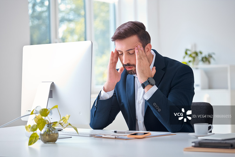 疲惫的商人在办公室图片素材