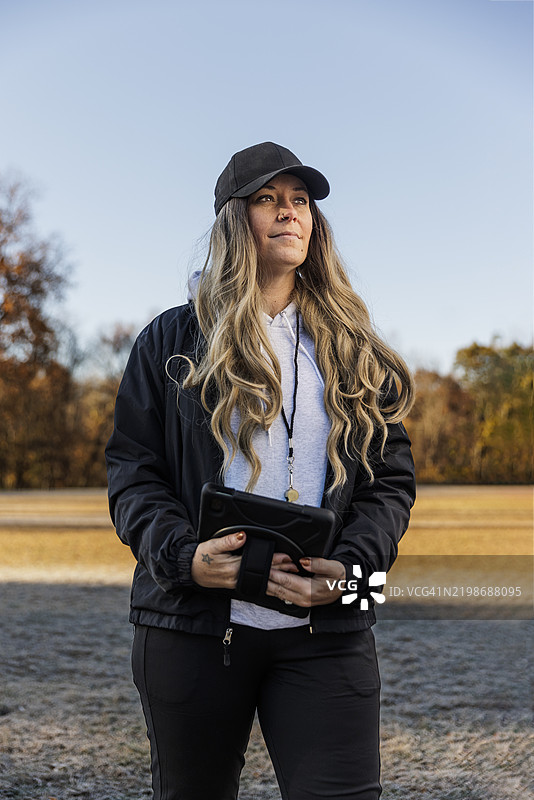 女性头像手持数字平板电脑图片素材